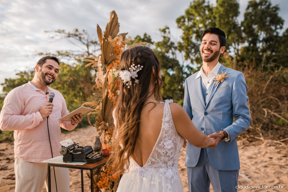 Casamento mini wedding elopment wedding fotógrafos de casamento em vila velha fotógrafos de casamento em vitória na praia Boca da Baleia Castelhanos Anchieta espirito santo es com noivo noiva buquê vestido de noiva e decoração na praia covid-19 Pandemia