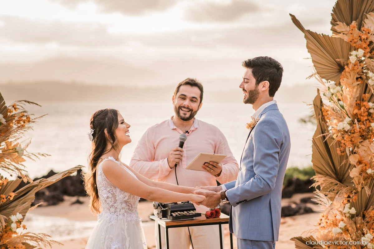 Casamento mini wedding elopment wedding fotógrafos de casamento em vila velha fotógrafos de casamento em vitória na praia Boca da Baleia Castelhanos Anchieta espirito santo es com noivo noiva buquê vestido de noiva e decoração na praia covid-19 Pandemia