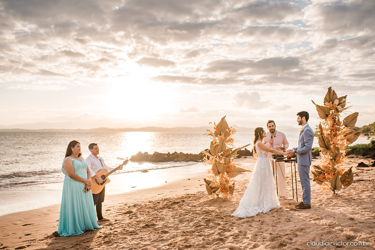 Casamento mini wedding elopment wedding fotógrafos de casamento em vila velha fotógrafos de casamento em vitória na praia Boca da Baleia Castelhanos Anchieta espirito santo es com noivo noiva buquê vestido de noiva e decoração na praia covid-19 Pandemia