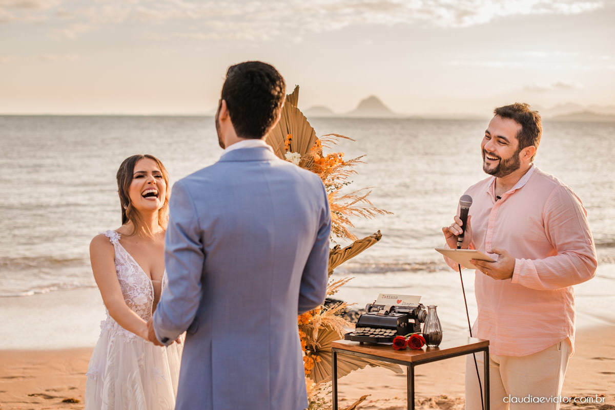 Casamento mini wedding elopment wedding fotógrafos de casamento em vila velha fotógrafos de casamento em vitória na praia Boca da Baleia Castelhanos Anchieta espirito santo es com noivo noiva buquê vestido de noiva e decoração na praia covid-19 Pandemia