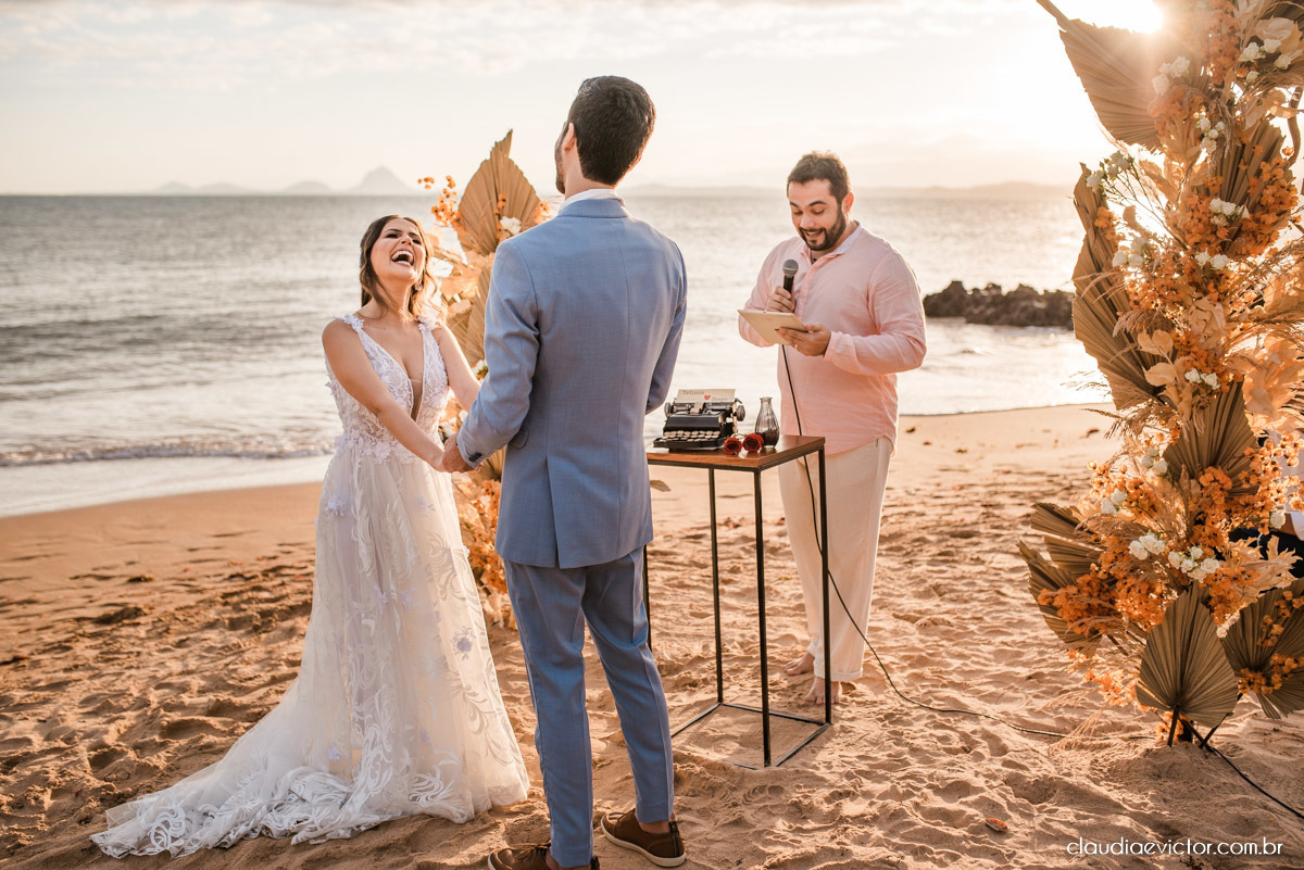 Casamento mini wedding elopment wedding fotógrafos de casamento em vila velha fotógrafos de casamento em vitória na praia Boca da Baleia Castelhanos Anchieta espirito santo es com noivo noiva buquê vestido de noiva e decoração na praia covid-19 Pandemia