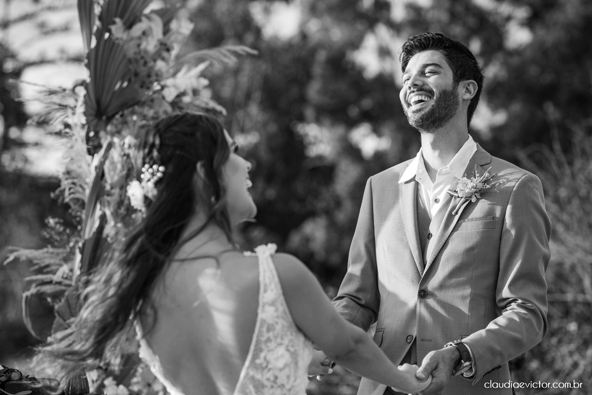 Casamento mini wedding elopment wedding fotógrafos de casamento em vila velha fotógrafos de casamento em vitória na praia Boca da Baleia Castelhanos Anchieta espirito santo es com noivo noiva buquê vestido de noiva e decoração na praia covid-19 Pandemia