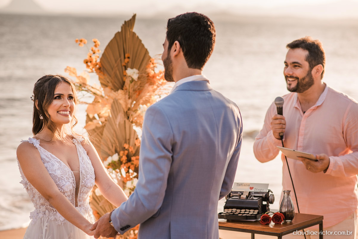 Casamento mini wedding elopment wedding fotógrafos de casamento em vila velha fotógrafos de casamento em vitória na praia Boca da Baleia Castelhanos Anchieta espirito santo es com noivo noiva buquê vestido de noiva e decoração na praia covid-19 Pandemia