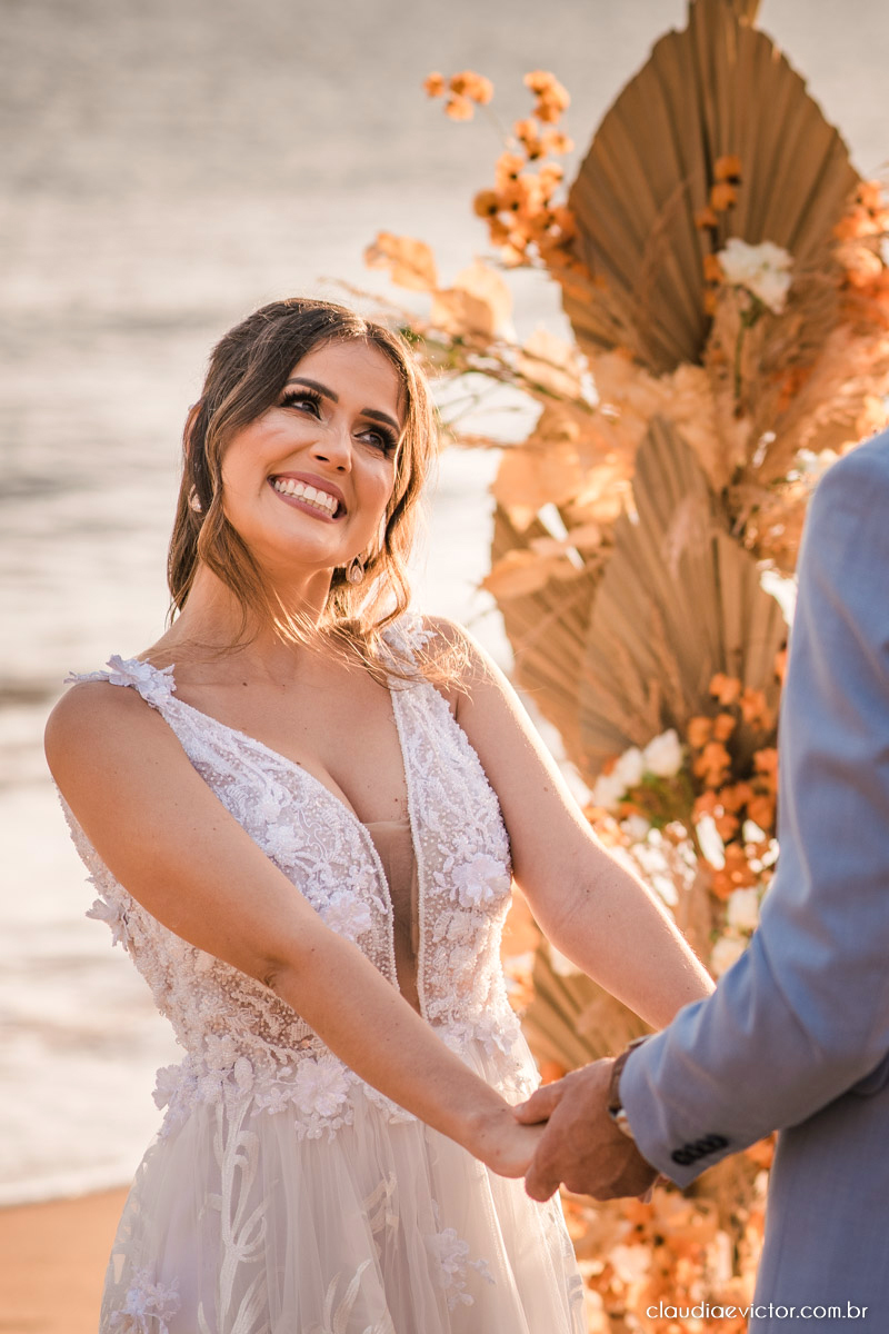 Casamento mini wedding elopment wedding fotógrafos de casamento em vila velha fotógrafos de casamento em vitória na praia Boca da Baleia Castelhanos Anchieta espirito santo es com noivo noiva buquê vestido de noiva e decoração na praia covid-19 Pandemia
