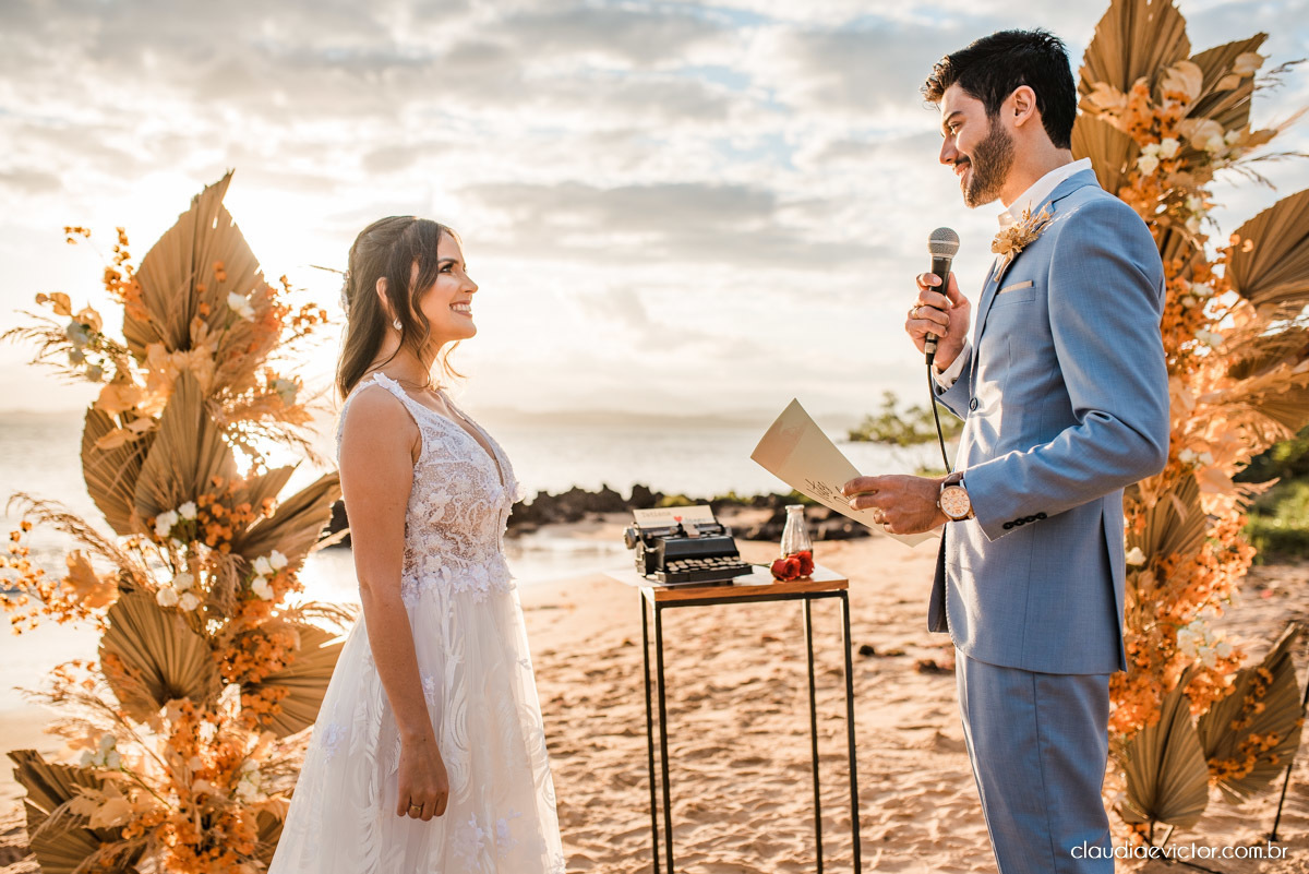 Casamento mini wedding elopment wedding fotógrafos de casamento em vila velha fotógrafos de casamento em vitória na praia Boca da Baleia Castelhanos Anchieta espirito santo es com noivo noiva buquê vestido de noiva e decoração na praia covid-19 Pandemia