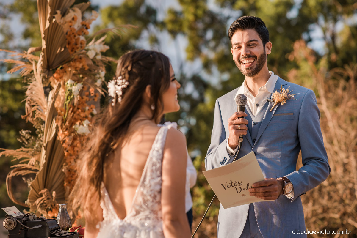 Casamento mini wedding elopment wedding fotógrafos de casamento em vila velha fotógrafos de casamento em vitória na praia Boca da Baleia Castelhanos Anchieta espirito santo es com noivo noiva buquê vestido de noiva e decoração na praia covid-19 Pandemia