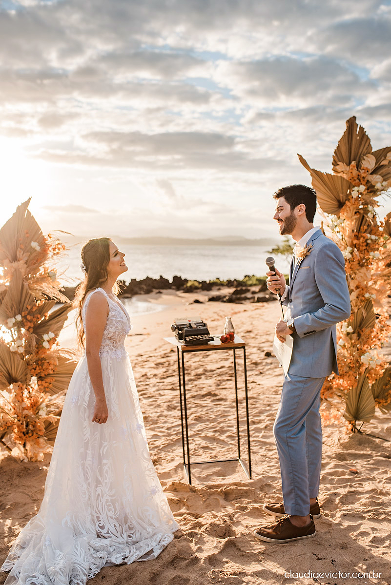 Casamento mini wedding elopment wedding fotógrafos de casamento em vila velha fotógrafos de casamento em vitória na praia Boca da Baleia Castelhanos Anchieta espirito santo es com noivo noiva buquê vestido de noiva e decoração na praia covid-19 Pandemia