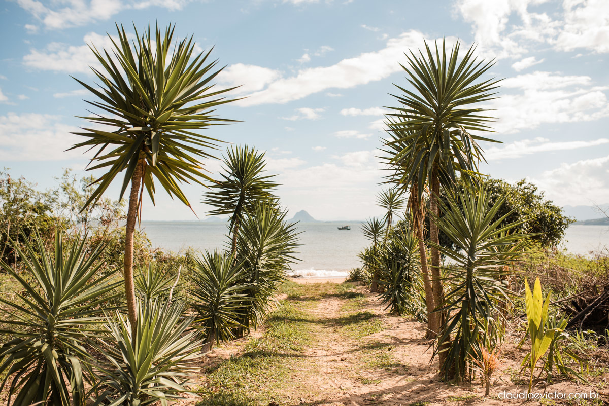 Casamento mini wedding elopment wedding fotógrafos de casamento em vila velha fotógrafos de casamento em vitória na praia Boca da Baleia Castelhanos Anchieta espirito santo es com noivo noiva buquê vestido de noiva e decoração na praia covid-19 Pandemia