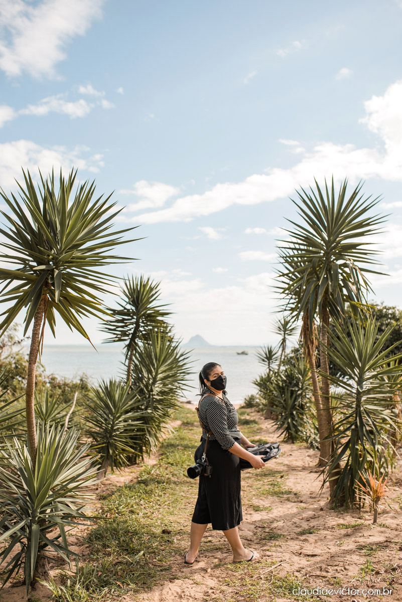 Casamento mini wedding elopment wedding fotógrafos de casamento em vila velha fotógrafos de casamento em vitória na praia Boca da Baleia Castelhanos Anchieta espirito santo es com noivo noiva buquê vestido de noiva e decoração na praia covid-19 Pandemia