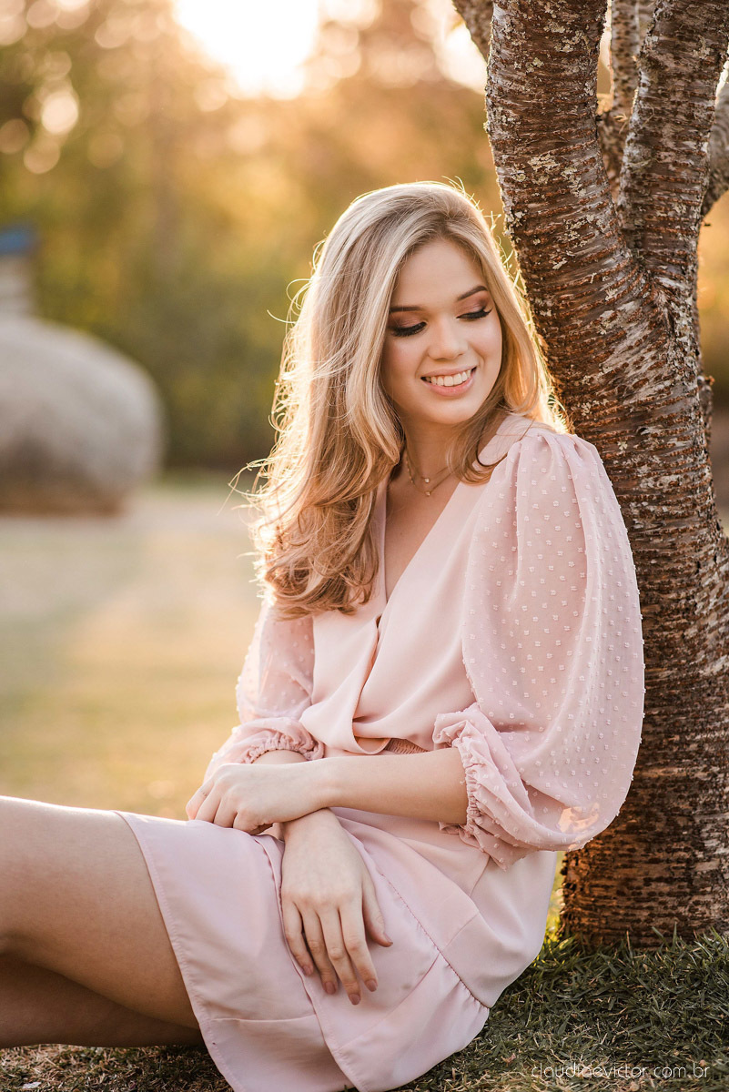 Ensaio feminino de 15 anos nas cerejeiras de pedra azul domingos martins por fotógrafos de casamento em vila velha fotógrafos de casamento em vitória montanhas capixabas beleza com flores por do sol 