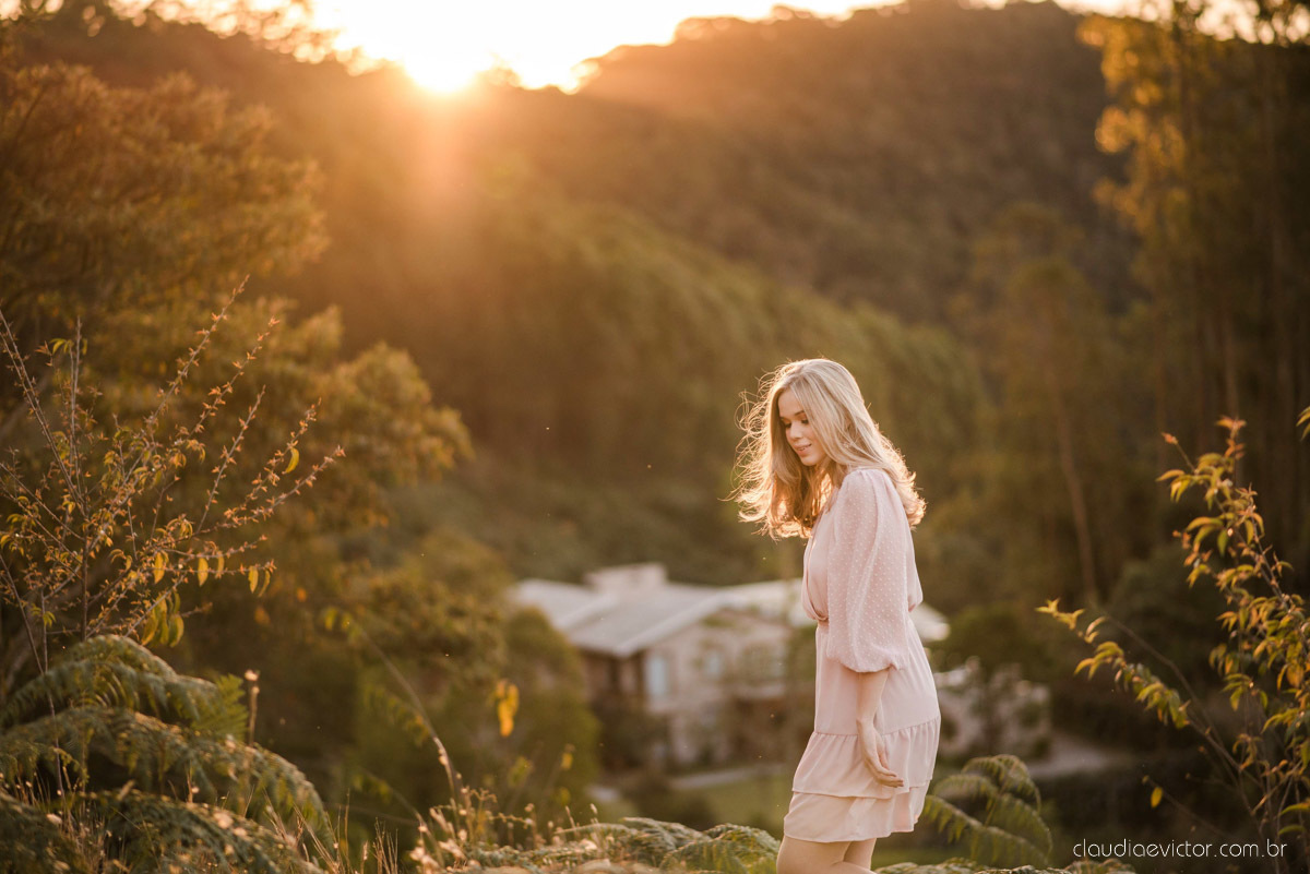 Ensaio feminino de 15 anos nas cerejeiras de pedra azul domingos martins por fotógrafos de casamento em vila velha fotógrafos de casamento em vitória montanhas capixabas beleza com flores por do sol 