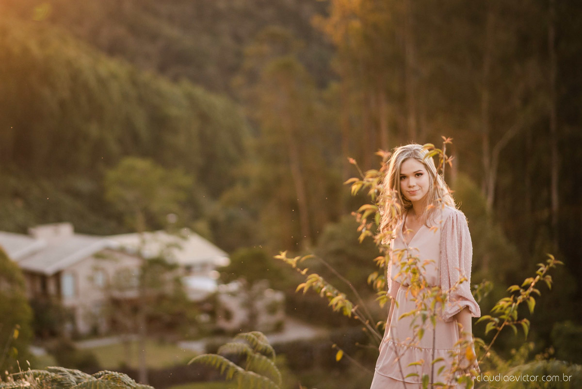 Ensaio feminino de 15 anos nas cerejeiras de pedra azul domingos martins por fotógrafos de casamento em vila velha fotógrafos de casamento em vitória montanhas capixabas beleza com flores por do sol 
