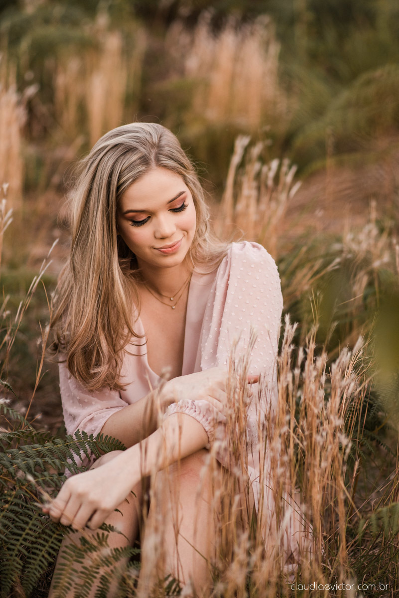 Ensaio feminino de 15 anos nas cerejeiras de pedra azul domingos martins por fotógrafos de casamento em vila velha fotógrafos de casamento em vitória montanhas capixabas beleza com flores por do sol 