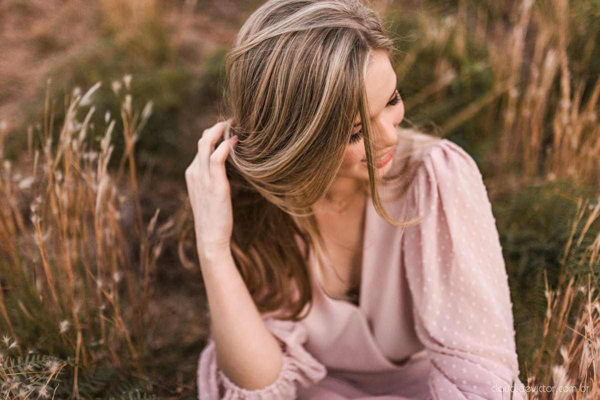 Ensaio feminino de 15 anos nas cerejeiras de pedra azul domingos martins por fotógrafos de casamento em vila velha fotógrafos de casamento em vitória montanhas capixabas beleza com flores por do sol 