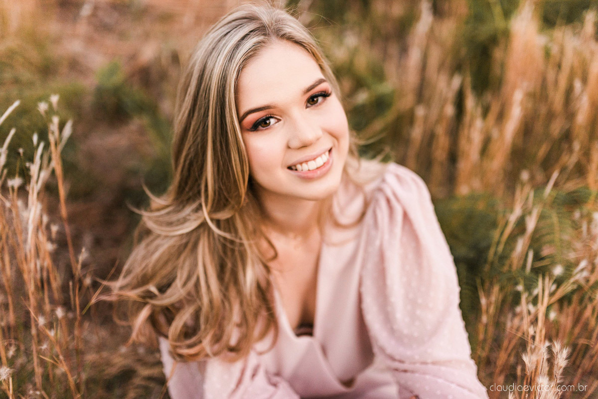 Ensaio feminino de 15 anos nas cerejeiras de pedra azul domingos martins por fotógrafos de casamento em vila velha fotógrafos de casamento em vitória montanhas capixabas beleza com flores por do sol 