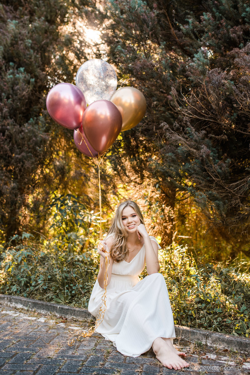 Ensaio feminino de 15 anos nas cerejeiras de pedra azul domingos martins por fotógrafos de casamento em vila velha fotógrafos de casamento em vitória montanhas capixabas beleza com flores por do sol 