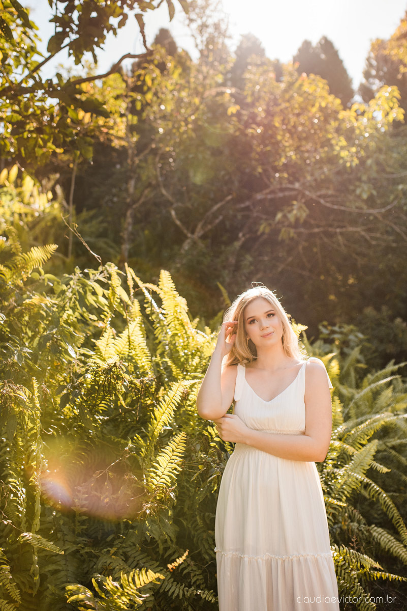 Ensaio feminino de 15 anos nas cerejeiras de pedra azul domingos martins por fotógrafos de casamento em vila velha fotógrafos de casamento em vitória montanhas capixabas beleza com flores por do sol 