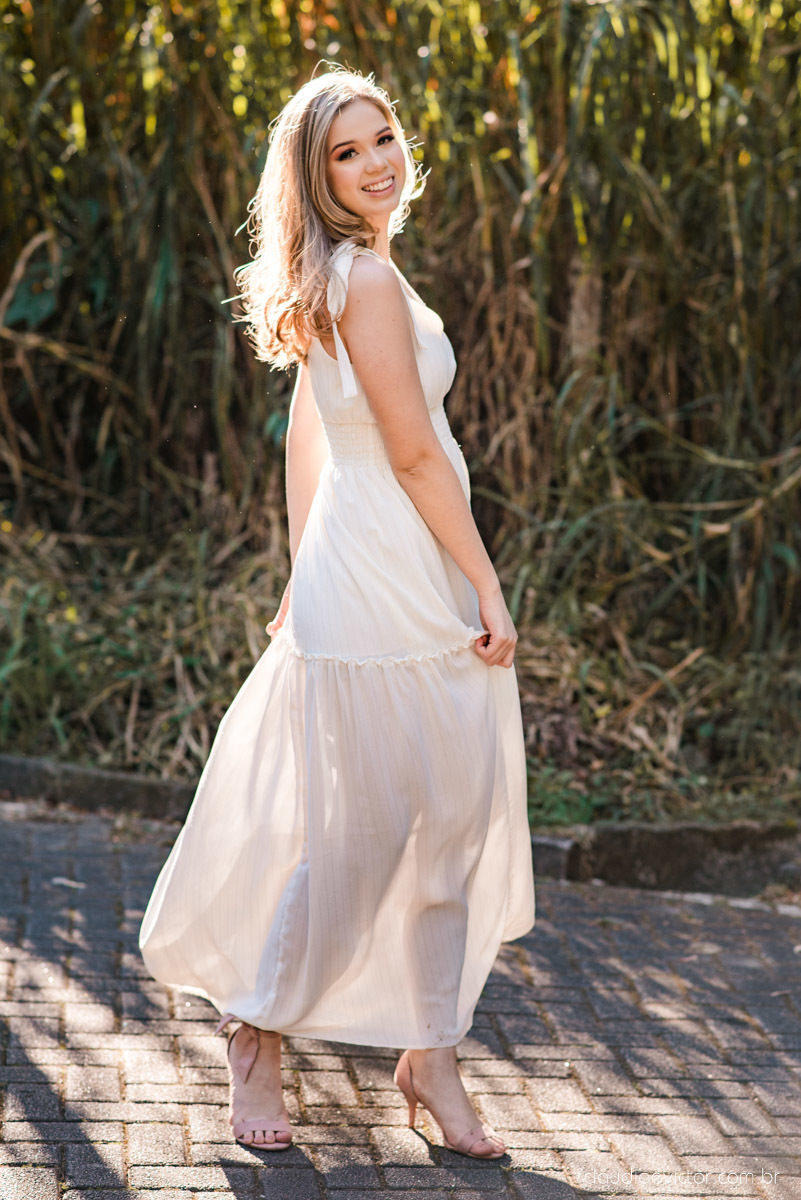 Ensaio feminino de 15 anos nas cerejeiras de pedra azul domingos martins por fotógrafos de casamento em vila velha fotógrafos de casamento em vitória montanhas capixabas beleza com flores por do sol 