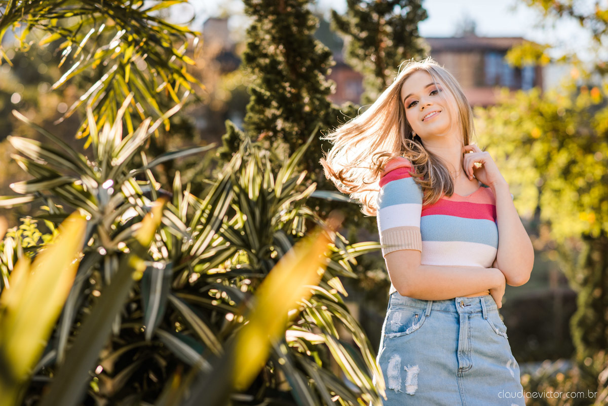 Ensaio feminino de 15 anos nas cerejeiras de pedra azul domingos martins por fotógrafos de casamento em vila velha fotógrafos de casamento em vitória montanhas capixabas beleza com flores por do sol 