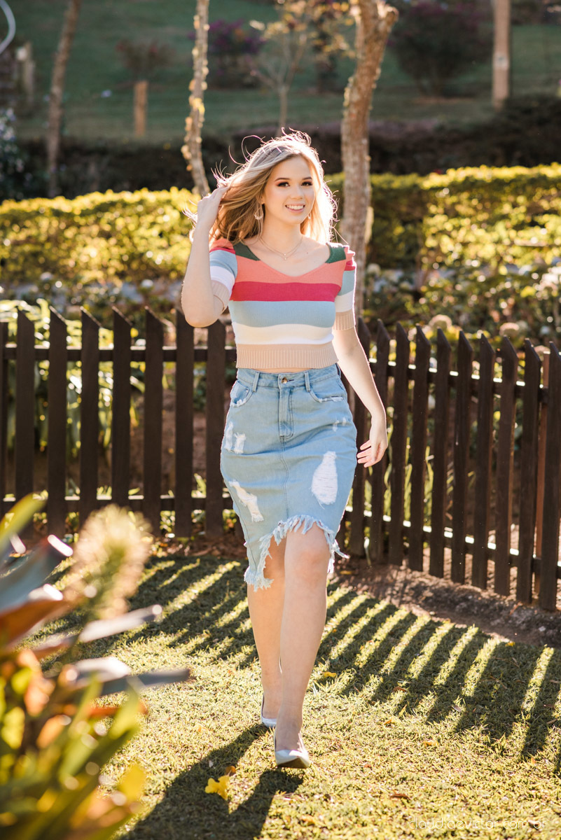 Ensaio feminino de 15 anos nas cerejeiras de pedra azul domingos martins por fotógrafos de casamento em vila velha fotógrafos de casamento em vitória montanhas capixabas beleza com flores por do sol 