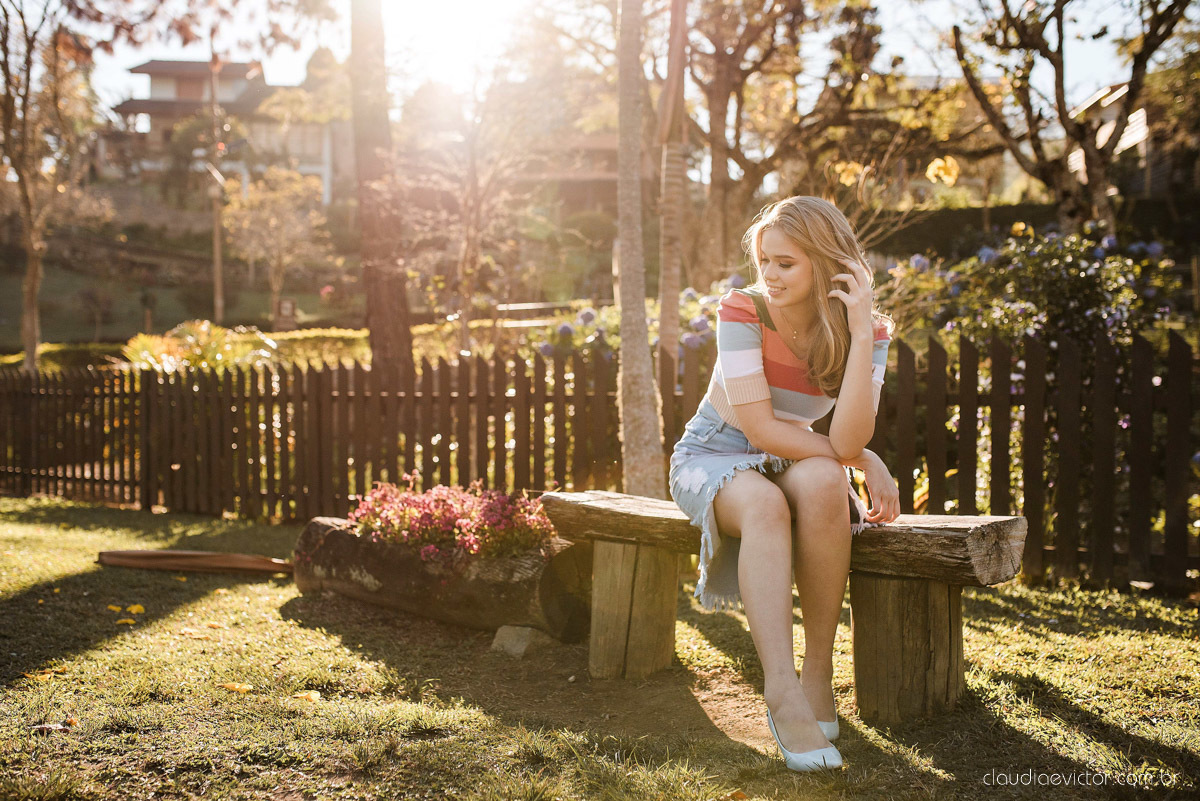 Ensaio feminino de 15 anos nas cerejeiras de pedra azul domingos martins por fotógrafos de casamento em vila velha fotógrafos de casamento em vitória montanhas capixabas beleza com flores por do sol 