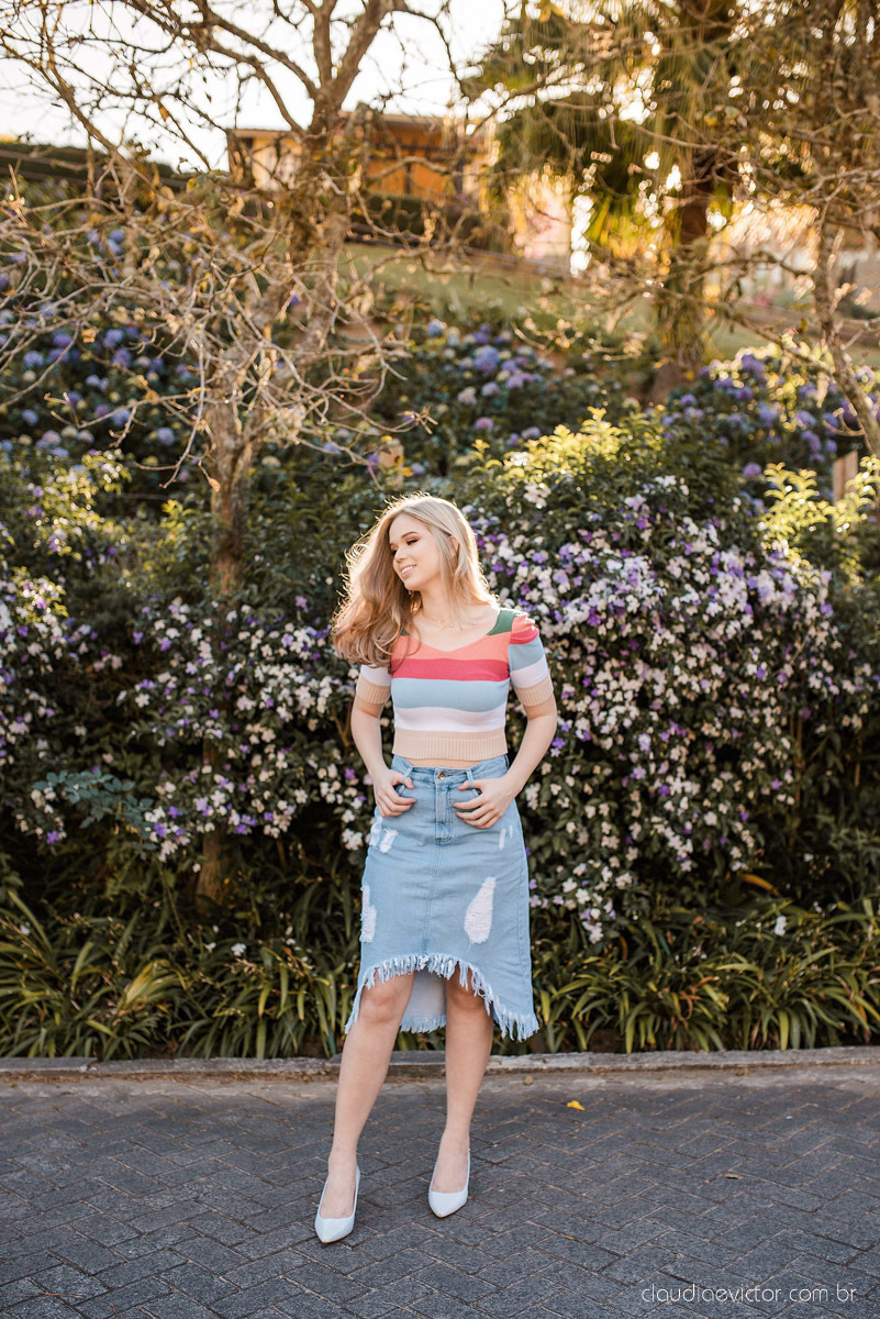 Ensaio feminino de 15 anos nas cerejeiras de pedra azul domingos martins por fotógrafos de casamento em vila velha fotógrafos de casamento em vitória montanhas capixabas beleza com flores por do sol 