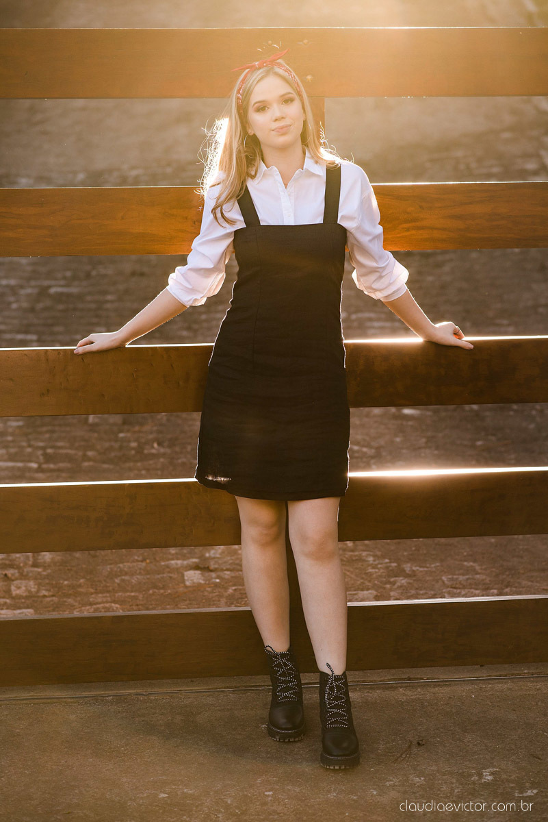 Ensaio feminino de 15 anos nas cerejeiras de pedra azul domingos martins por fotógrafos de casamento em vila velha fotógrafos de casamento em vitória montanhas capixabas beleza com flores por do sol 