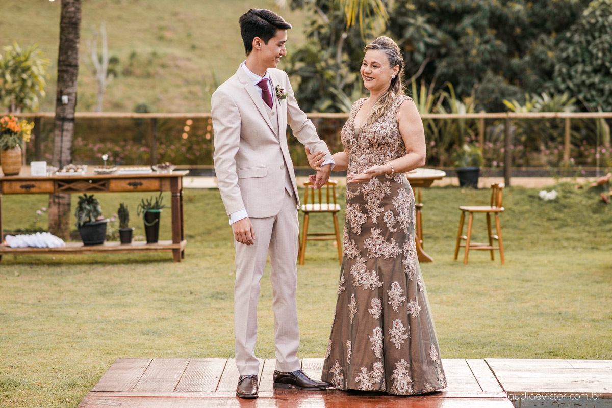 casamento ao ar livre mini wedding no sitio noivo noiva vestido de noiva buquê fotógrafo de casamento em vila velha fotógrafo de casamento em vitória espirito santo es fotógrafo de casamento em guarapari fim de tarde decoração de casamento