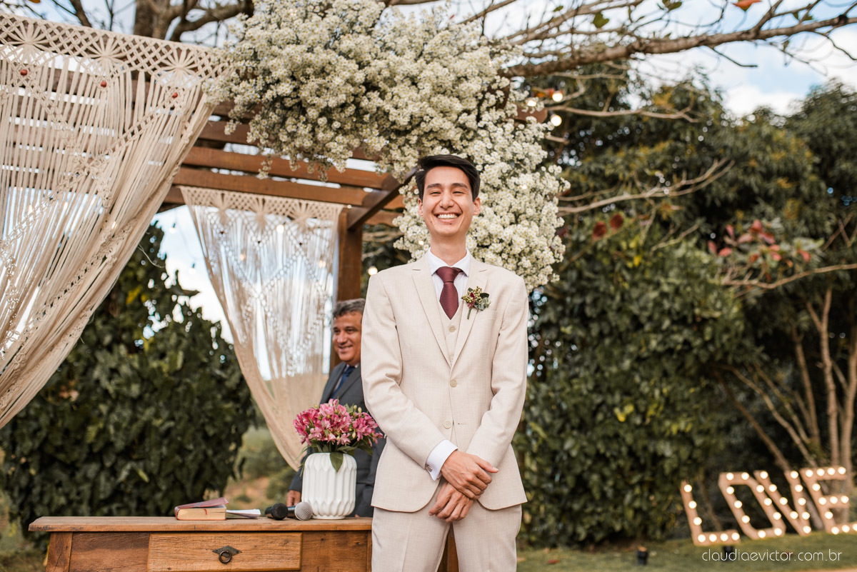 casamento ao ar livre mini wedding no sitio noivo noiva vestido de noiva buquê fotógrafo de casamento em vila velha fotógrafo de casamento em vitória espirito santo es fotógrafo de casamento em guarapari fim de tarde decoração de casamento