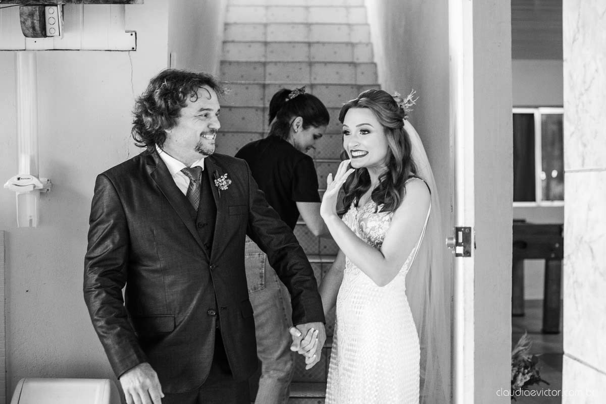 casamento ao ar livre mini wedding no sitio noivo noiva vestido de noiva buquê fotógrafo de casamento em vila velha fotógrafo de casamento em vitória espirito santo es fotógrafo de casamento em guarapari fim de tarde decoração de casamento