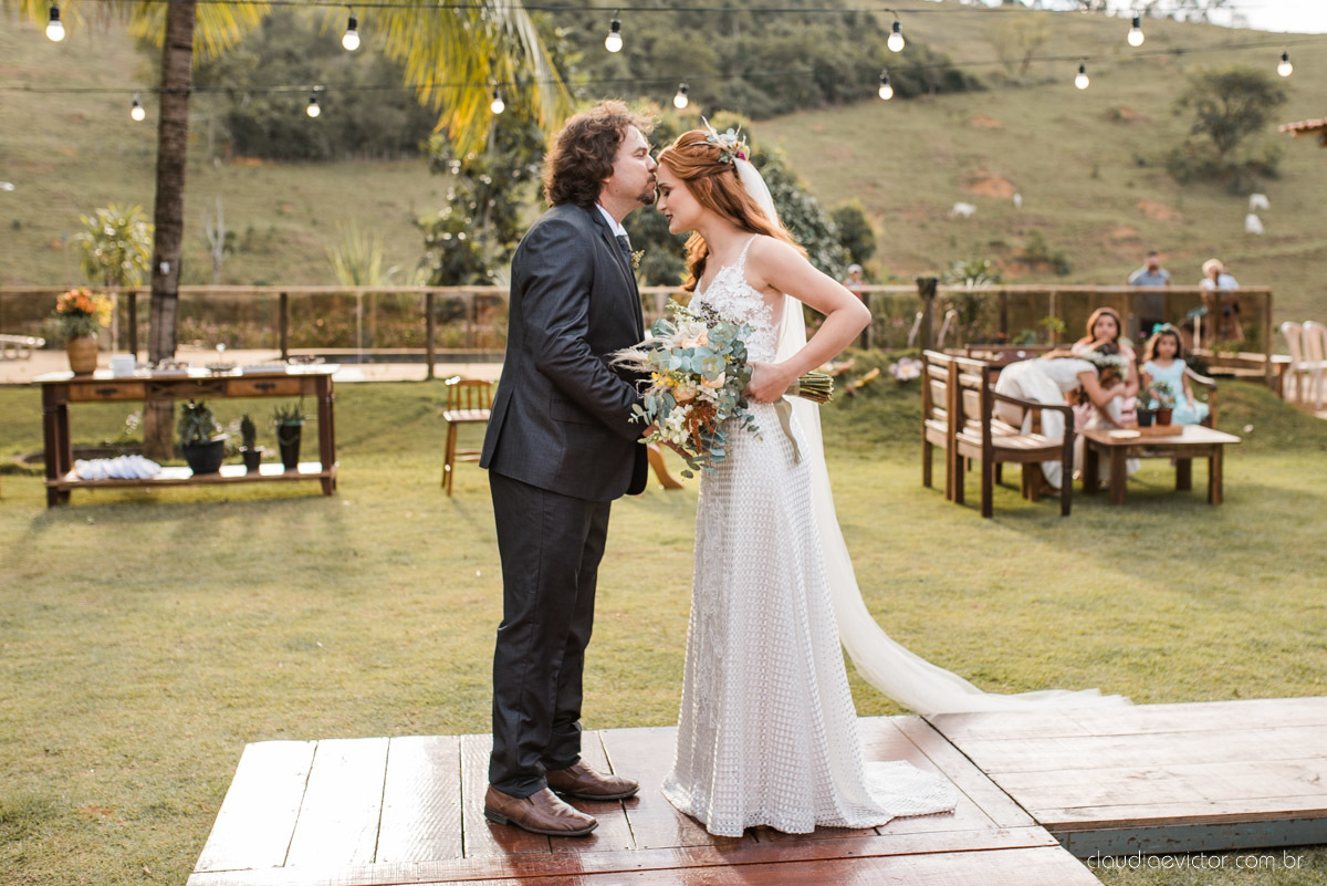 casamento ao ar livre mini wedding no sitio noivo noiva vestido de noiva buquê fotógrafo de casamento em vila velha fotógrafo de casamento em vitória espirito santo es fotógrafo de casamento em guarapari fim de tarde decoração de casamento