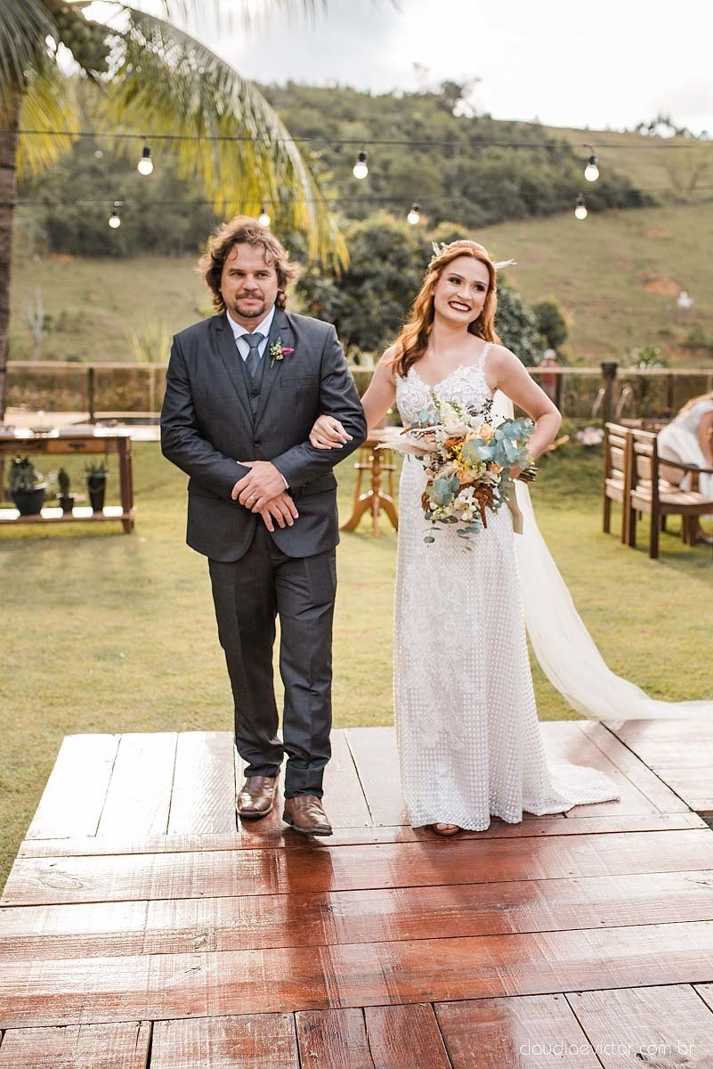 casamento ao ar livre mini wedding no sitio noivo noiva vestido de noiva buquê fotógrafo de casamento em vila velha fotógrafo de casamento em vitória espirito santo es fotógrafo de casamento em guarapari fim de tarde decoração de casamento