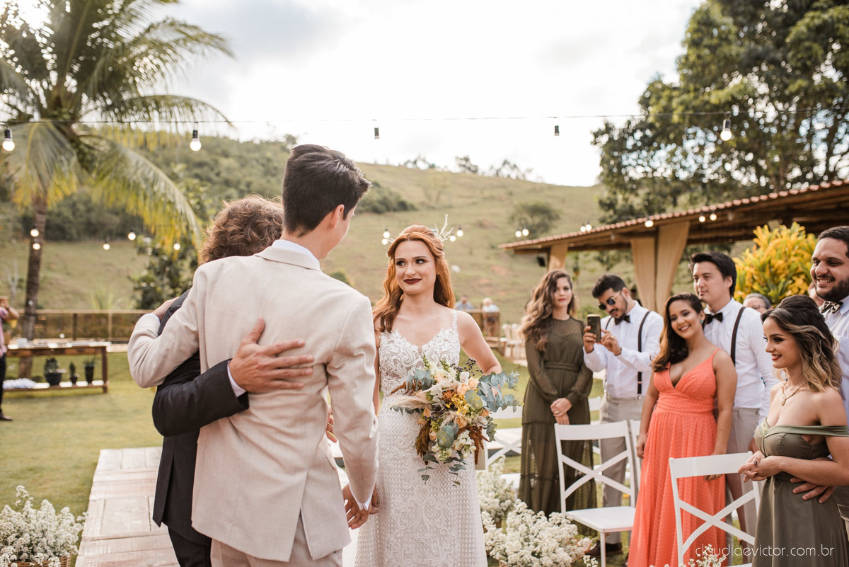 casamento ao ar livre mini wedding no sitio noivo noiva vestido de noiva buquê fotógrafo de casamento em vila velha fotógrafo de casamento em vitória espirito santo es fotógrafo de casamento em guarapari fim de tarde decoração de casamento