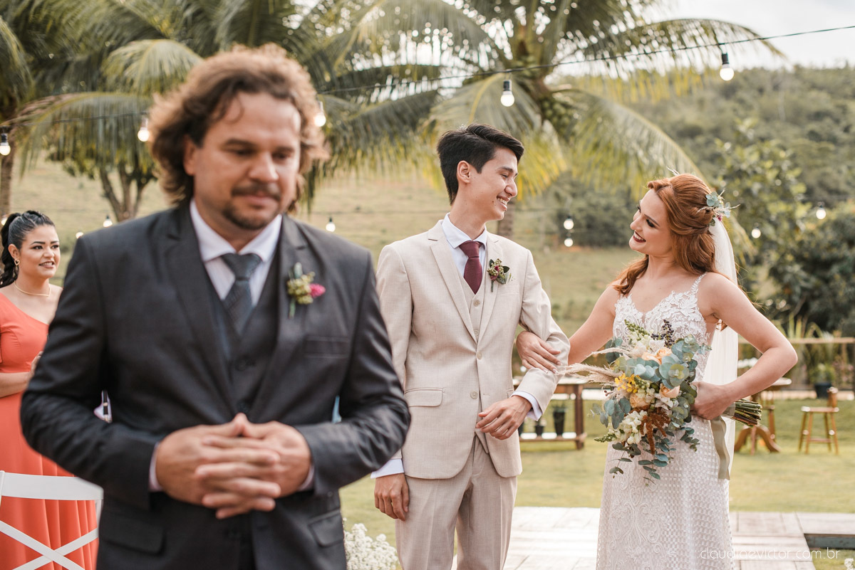 casamento ao ar livre mini wedding no sitio noivo noiva vestido de noiva buquê fotógrafo de casamento em vila velha fotógrafo de casamento em vitória espirito santo es fotógrafo de casamento em guarapari fim de tarde decoração de casamento