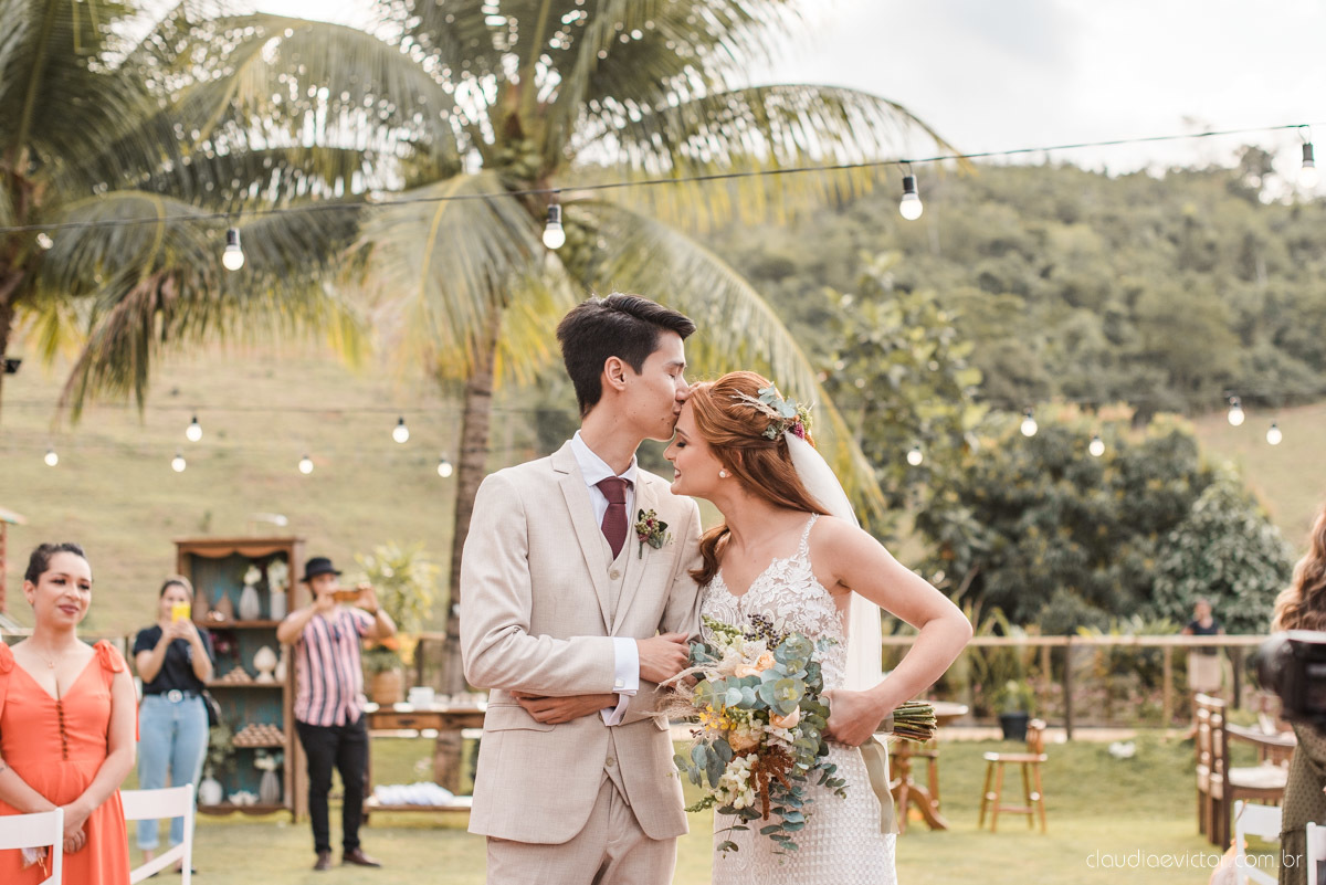 casamento ao ar livre mini wedding no sitio noivo noiva vestido de noiva buquê fotógrafo de casamento em vila velha fotógrafo de casamento em vitória espirito santo es fotógrafo de casamento em guarapari fim de tarde decoração de casamento