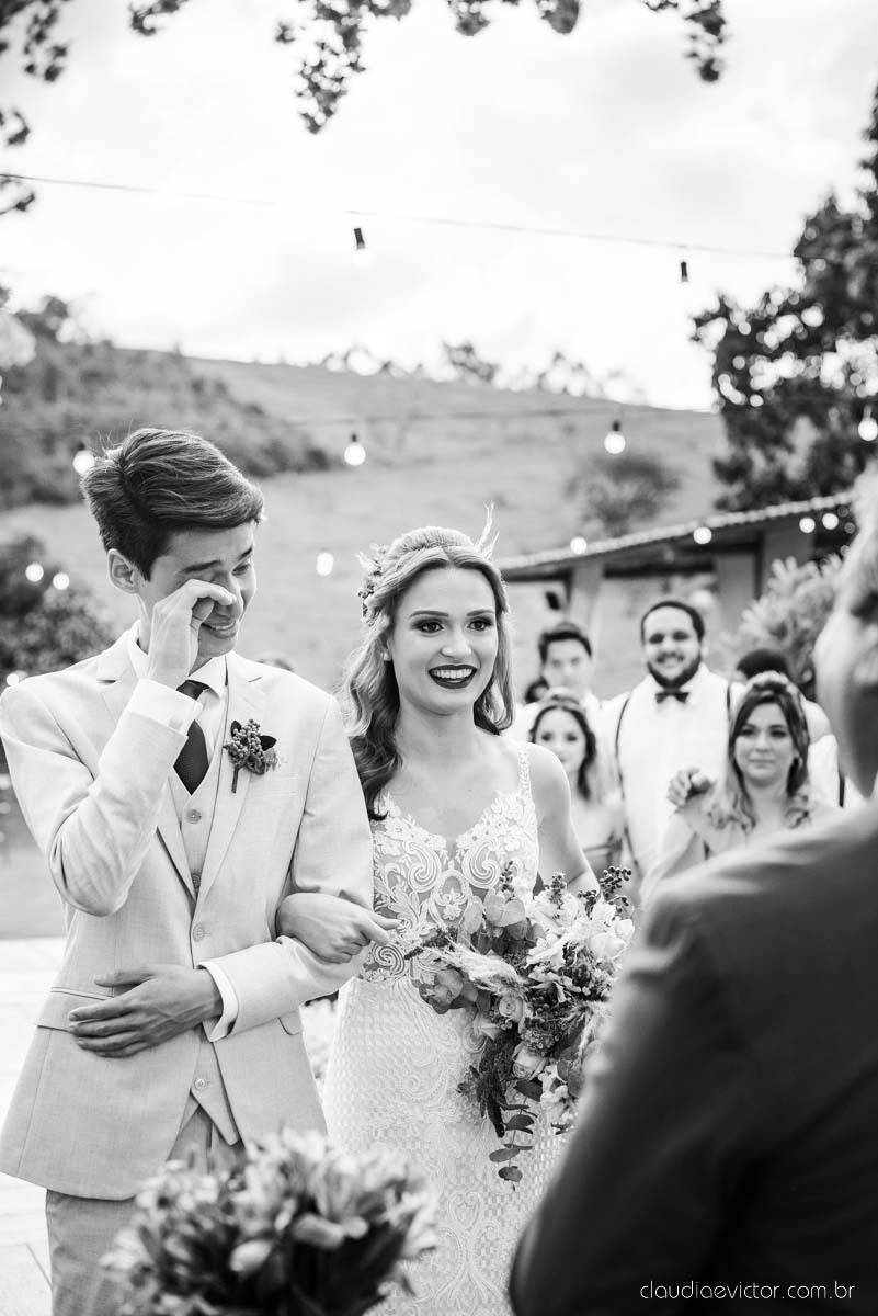 casamento ao ar livre mini wedding no sitio noivo noiva vestido de noiva buquê fotógrafo de casamento em vila velha fotógrafo de casamento em vitória espirito santo es fotógrafo de casamento em guarapari fim de tarde decoração de casamento