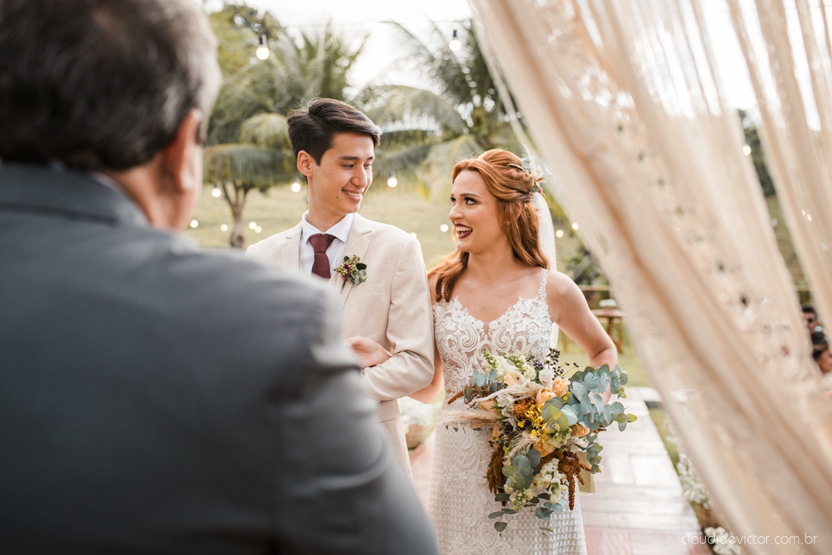 casamento ao ar livre mini wedding no sitio noivo noiva vestido de noiva buquê fotógrafo de casamento em vila velha fotógrafo de casamento em vitória espirito santo es fotógrafo de casamento em guarapari fim de tarde decoração de casamento