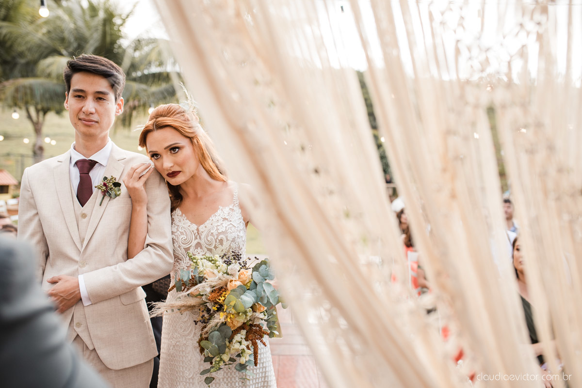 casamento ao ar livre mini wedding no sitio noivo noiva vestido de noiva buquê fotógrafo de casamento em vila velha fotógrafo de casamento em vitória espirito santo es fotógrafo de casamento em guarapari fim de tarde decoração de casamento