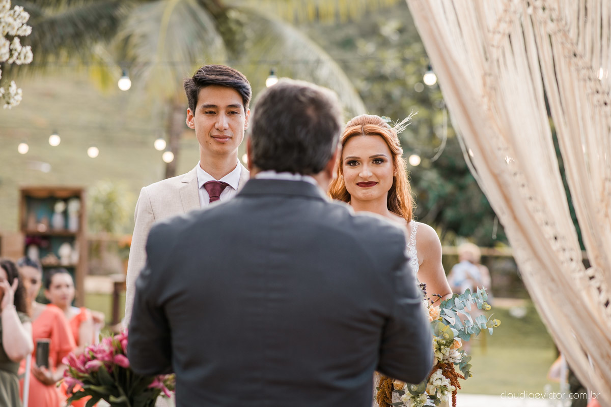 casamento ao ar livre mini wedding no sitio noivo noiva vestido de noiva buquê fotógrafo de casamento em vila velha fotógrafo de casamento em vitória espirito santo es fotógrafo de casamento em guarapari fim de tarde decoração de casamento