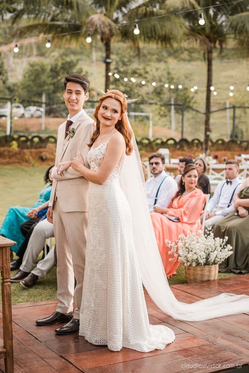 casamento ao ar livre mini wedding no sitio noivo noiva vestido de noiva buquê fotógrafo de casamento em vila velha fotógrafo de casamento em vitória espirito santo es fotógrafo de casamento em guarapari fim de tarde decoração de casamento
