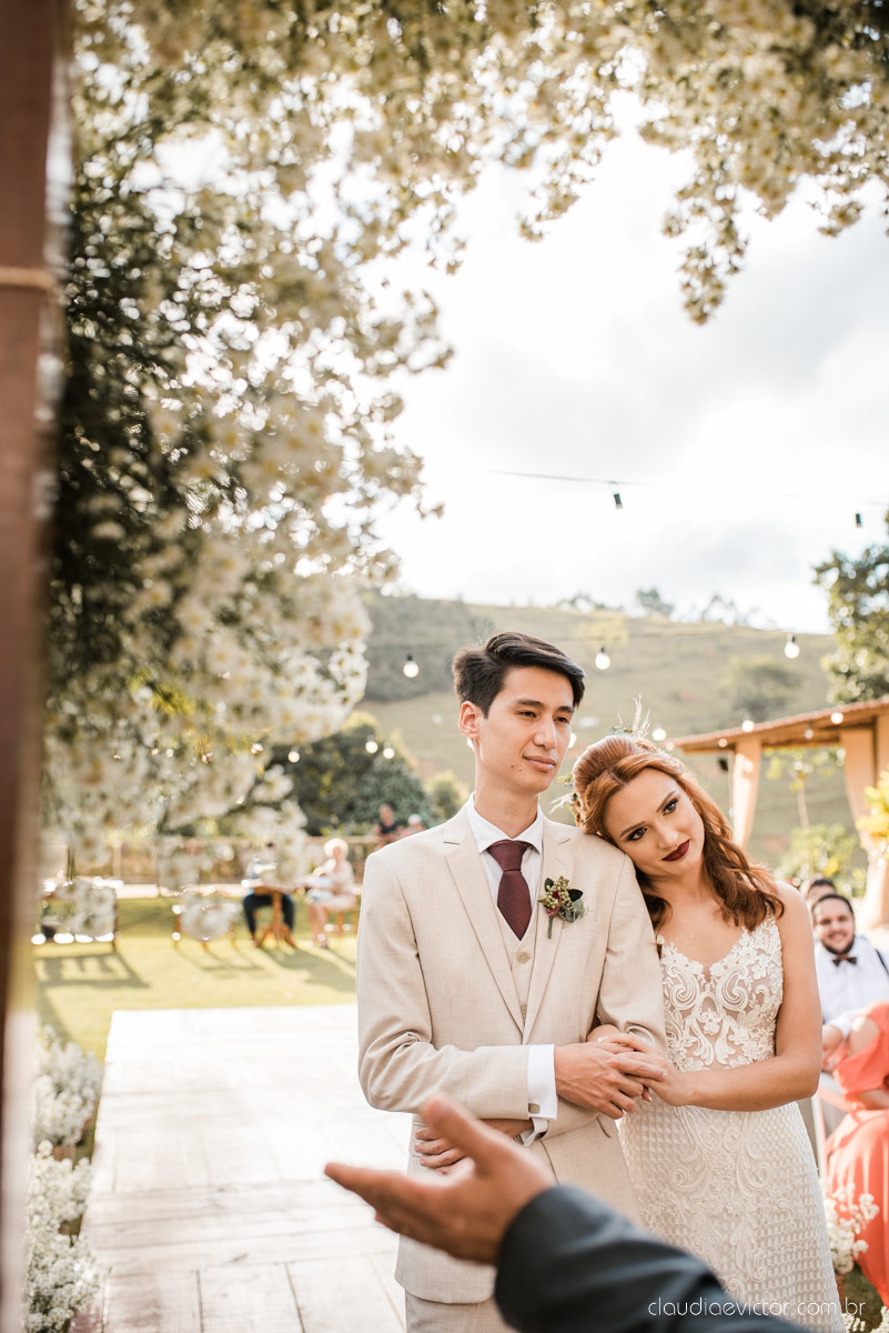 casamento ao ar livre mini wedding no sitio noivo noiva vestido de noiva buquê fotógrafo de casamento em vila velha fotógrafo de casamento em vitória espirito santo es fotógrafo de casamento em guarapari fim de tarde decoração de casamento