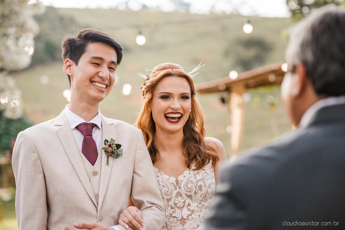 casamento ao ar livre mini wedding no sitio noivo noiva vestido de noiva buquê fotógrafo de casamento em vila velha fotógrafo de casamento em vitória espirito santo es fotógrafo de casamento em guarapari fim de tarde decoração de casamento