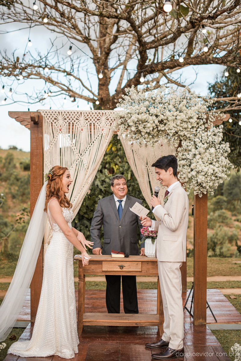 casamento ao ar livre mini wedding no sitio noivo noiva vestido de noiva buquê fotógrafo de casamento em vila velha fotógrafo de casamento em vitória espirito santo es fotógrafo de casamento em guarapari fim de tarde decoração de casamento