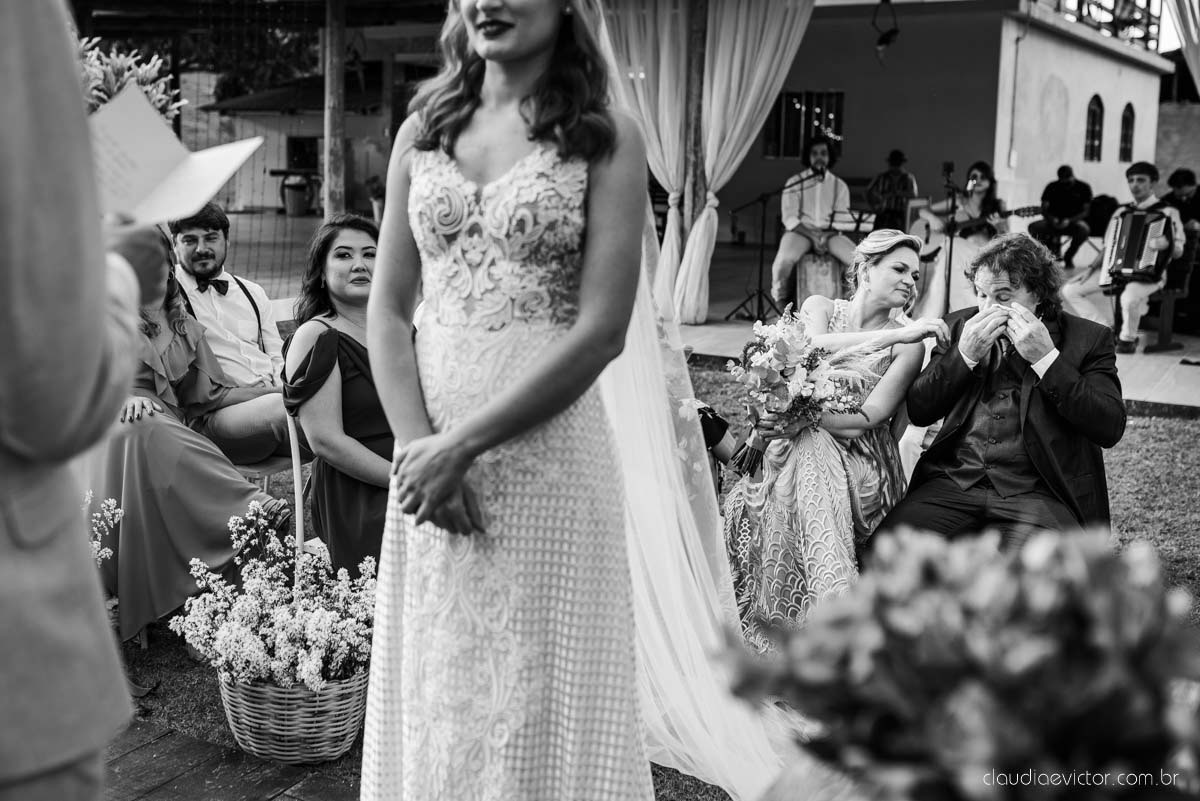 casamento ao ar livre mini wedding no sitio noivo noiva vestido de noiva buquê fotógrafo de casamento em vila velha fotógrafo de casamento em vitória espirito santo es fotógrafo de casamento em guarapari fim de tarde decoração de casamento