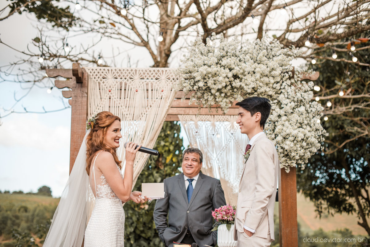 casamento ao ar livre mini wedding no sitio noivo noiva vestido de noiva buquê fotógrafo de casamento em vila velha fotógrafo de casamento em vitória espirito santo es fotógrafo de casamento em guarapari fim de tarde decoração de casamento