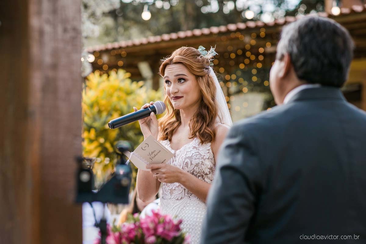casamento ao ar livre mini wedding no sitio noivo noiva vestido de noiva buquê fotógrafo de casamento em vila velha fotógrafo de casamento em vitória espirito santo es fotógrafo de casamento em guarapari fim de tarde decoração de casamento