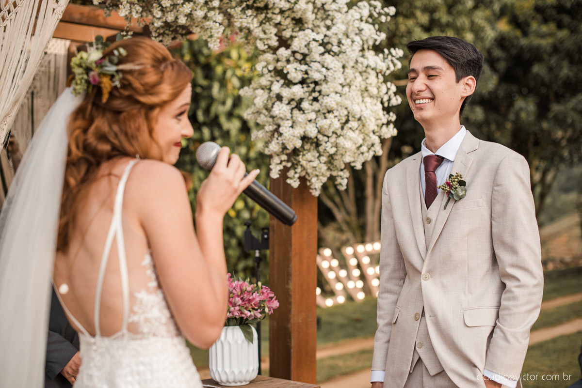 casamento ao ar livre mini wedding no sitio noivo noiva vestido de noiva buquê fotógrafo de casamento em vila velha fotógrafo de casamento em vitória espirito santo es fotógrafo de casamento em guarapari fim de tarde decoração de casamento