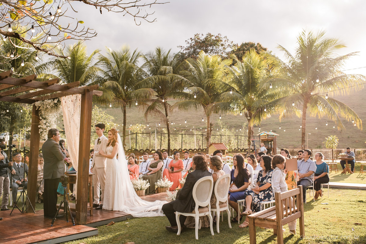 casamento ao ar livre mini wedding no sitio noivo noiva vestido de noiva buquê fotógrafo de casamento em vila velha fotógrafo de casamento em vitória espirito santo es fotógrafo de casamento em guarapari fim de tarde decoração de casamento