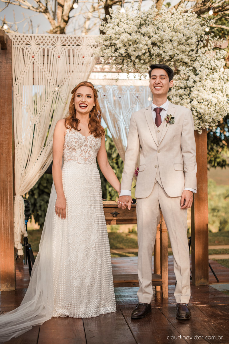 casamento ao ar livre mini wedding no sitio noivo noiva vestido de noiva buquê fotógrafo de casamento em vila velha fotógrafo de casamento em vitória espirito santo es fotógrafo de casamento em guarapari fim de tarde decoração de casamento