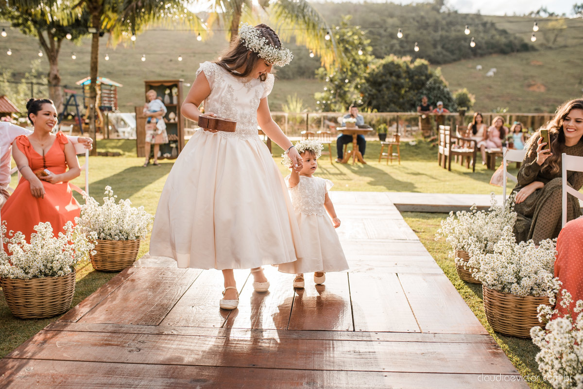 casamento ao ar livre mini wedding no sitio noivo noiva vestido de noiva buquê fotógrafo de casamento em vila velha fotógrafo de casamento em vitória espirito santo es fotógrafo de casamento em guarapari fim de tarde decoração de casamento